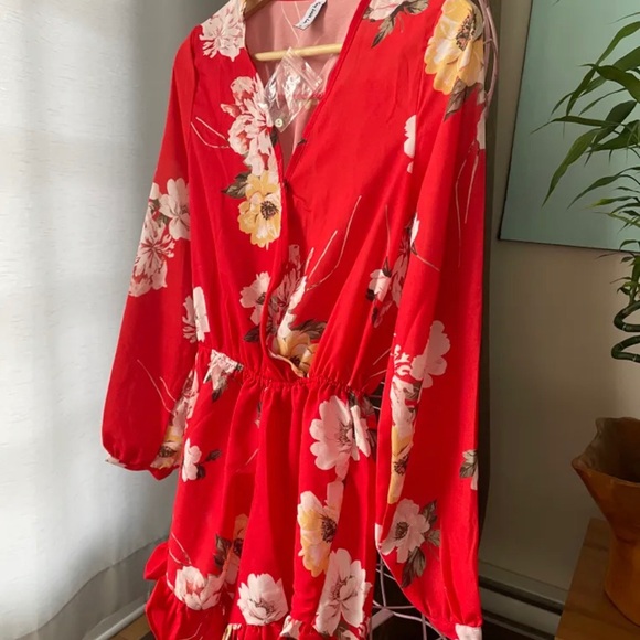 ✨ NWOT - THE PRETTIEST RED ROMPER ✨ - Picture 3 of 6